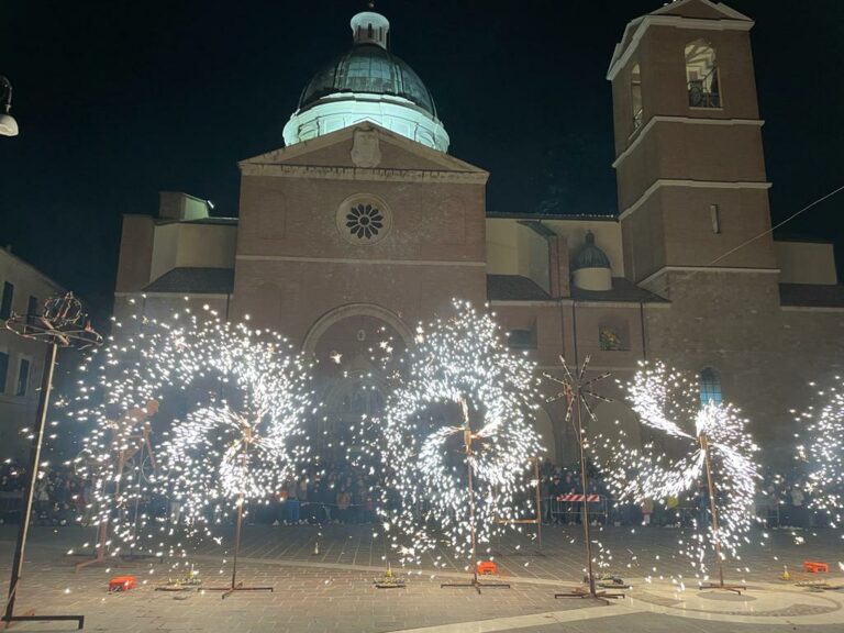 ORTONA-E’ tornato l’antico rito della barchetta