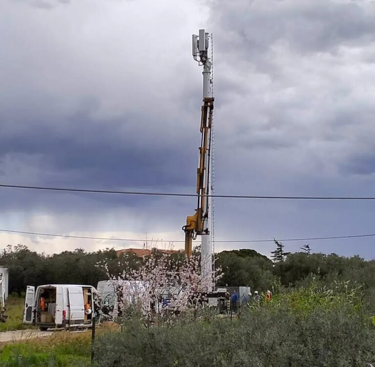 Antenna 5g posizionata in un’area turistica ad alto valore paesaggistico, cresce la protesta dei residenti. Interviene anche il sindaco Castiglione