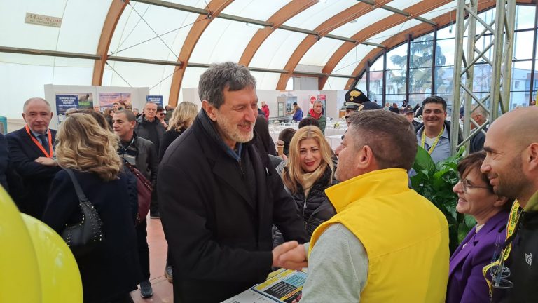 Il presidente della regione Abruzzo Marco Marsilio fra gli stands della Fiera dell’agricoltura. “Una rassegna notevolmente migliorata”.