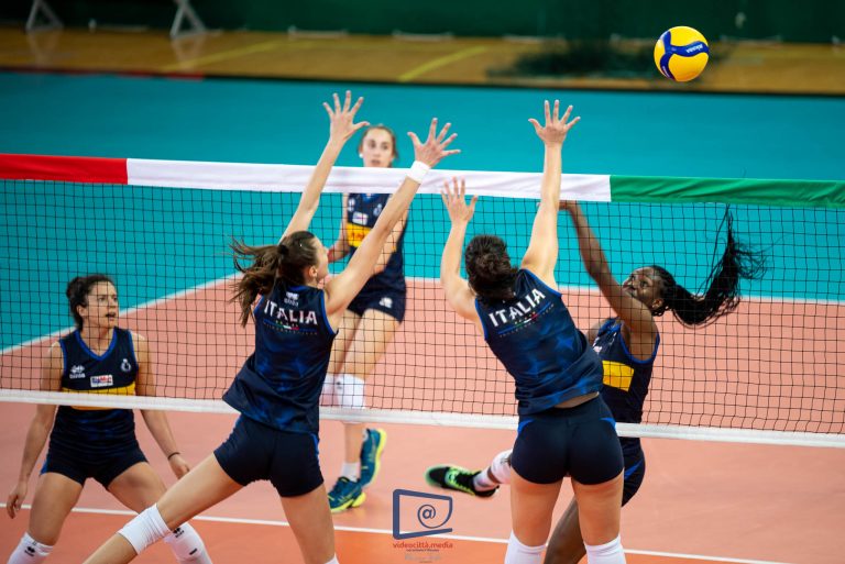 Allenamento a porte aperte per le azzurre del volley. La gallery fotografica di Marino Testa