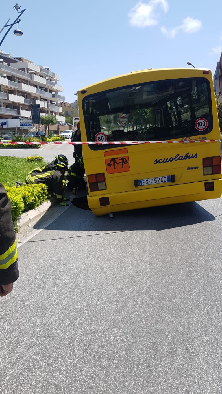 SCUOLABUS BLOCCATO IN UNA PICCOLA VORAGINE, MENNA: ALLERTATI GLI UFFICI PER METETRE L’AREA IN SICUREZZA
