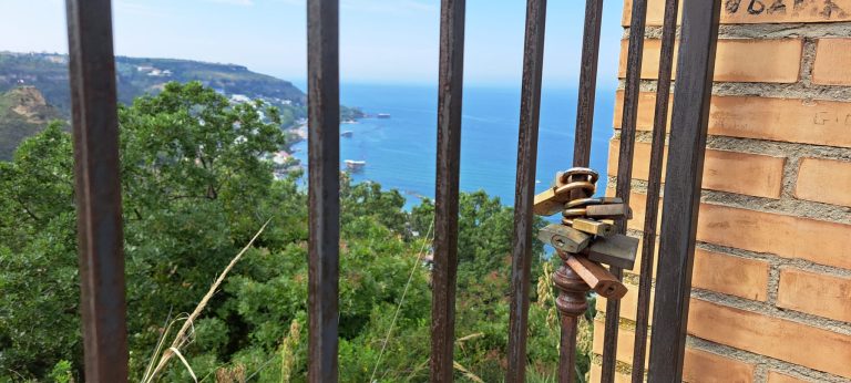 I “Lucchetti dell’amore” a San Giovanni in Venere, il luogo della ” miracolosa” sorgente pagana.