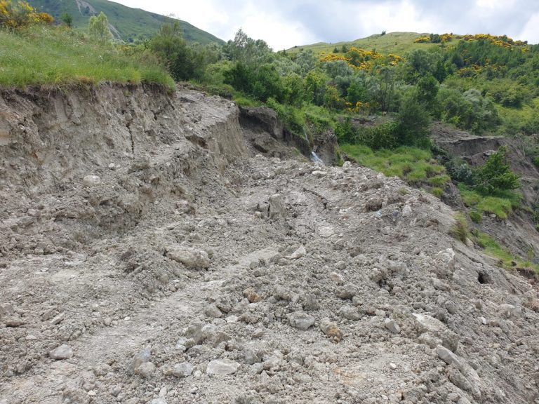 Sasi – Emergenza frana Roccaspinalveti. Il Servizio idrico è stato ripristinato ma resta la preoccupazione per i continui smottamenti del terreno.