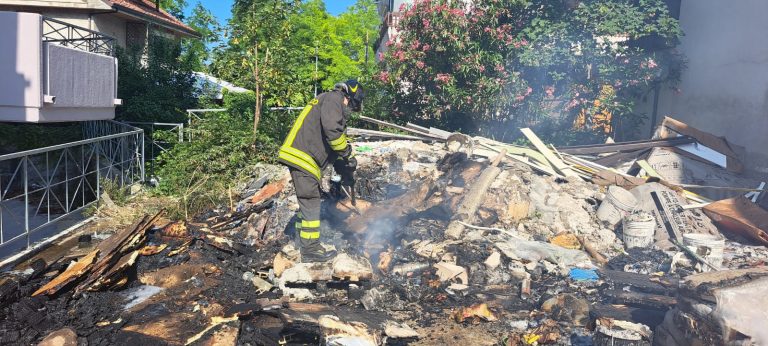 Incendio a Lanciano, al fuoco materiale edile. Indagano i carabinieri