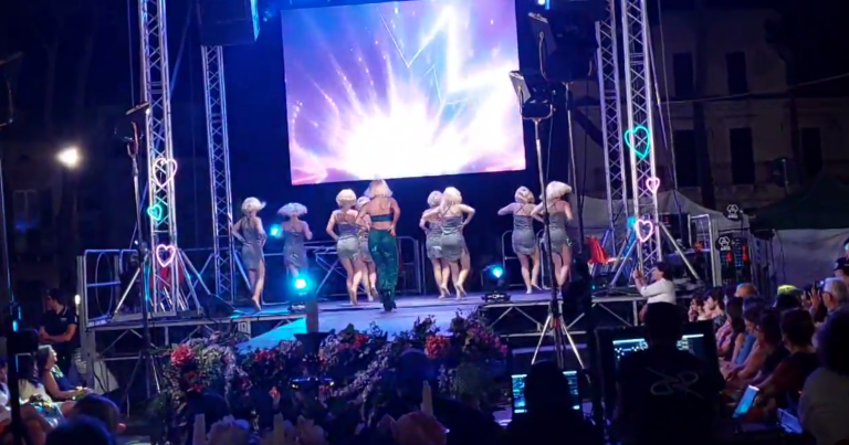 La notte fucsia di Lanciano salvata dagli studenti che hanno dovuto anche mettere le sedie. Insorge l’opposizione