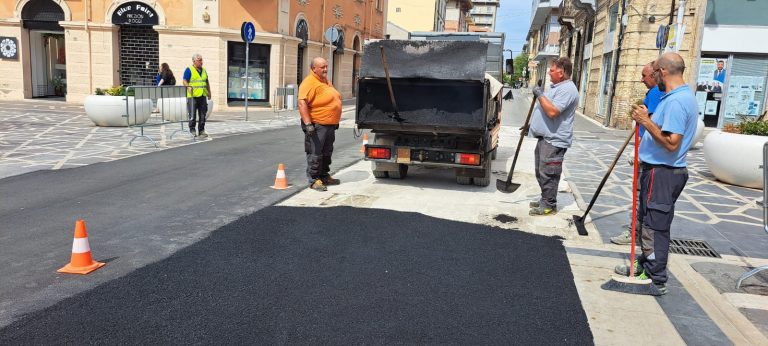 Addio al corso Presentoso? Il tappeto di mattonelle è ormai un ricordo. Gettate di Catrame in atto..