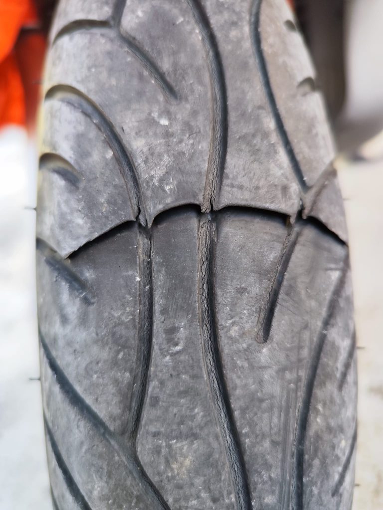 Continua l’incubo per la giovane coppia di Chieti Scalo: squarciata la gomma dello scooter