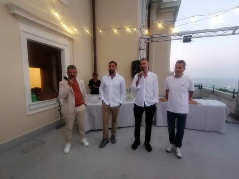 Vittorio Brumotti sulla terrazza del teatro Tosti di Ortona.