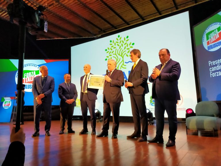 Il ministro Tajani ieri a Pescara. “Abbiamo delle super liste, si punta al 15%”