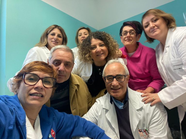 Una vita al Centro Vaccinale, Ricci lascia tra gli abbracci dei colleghi