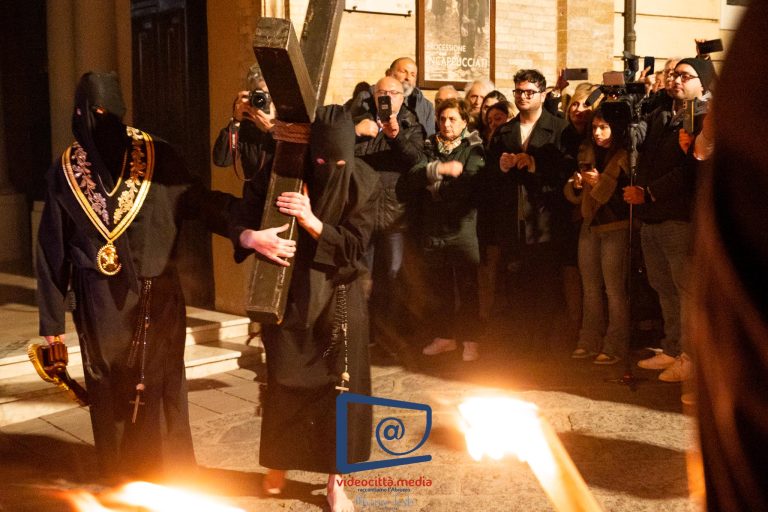 Tra pathos e devozione il racconto fotografico della Processione degli Incappucciati 2024