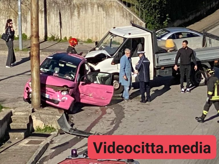 Scontro tra auto e furgone in via Ciriaci, un ferito lieve