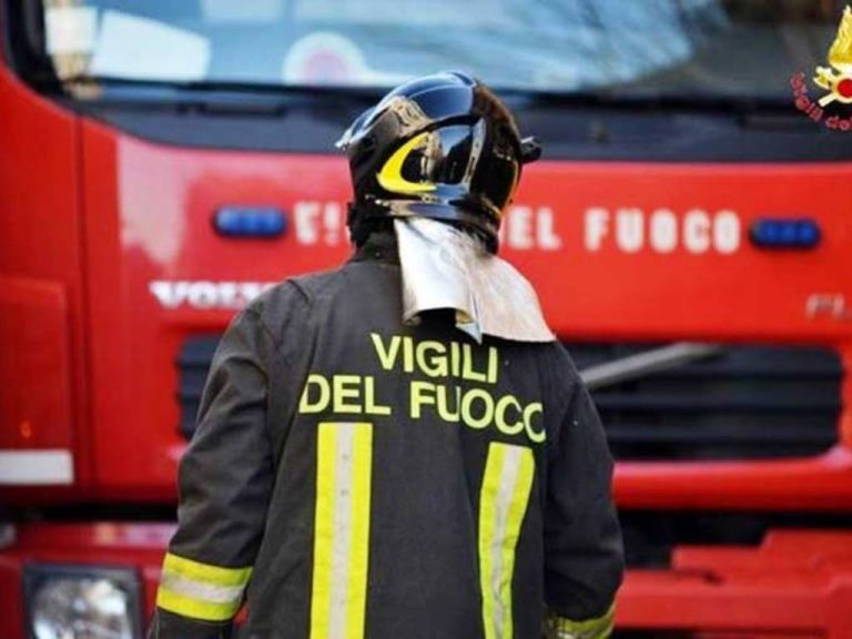 Incendio in un garage, quattro ore per domare il rogo. Nessun ferito