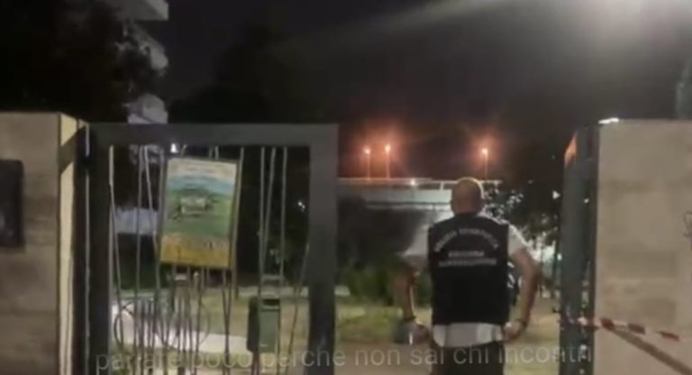 Giovane di 15 anni trovato morto con ferite da arma da taglio