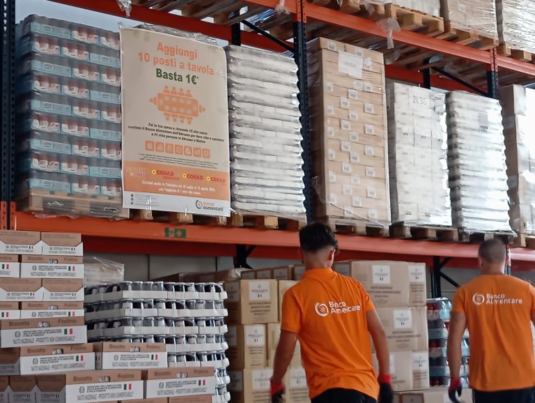 Aggiungi dieci posti a tavola, basta un euro: Conad Adriatico e Banco Alimentare insieme contro la povertà