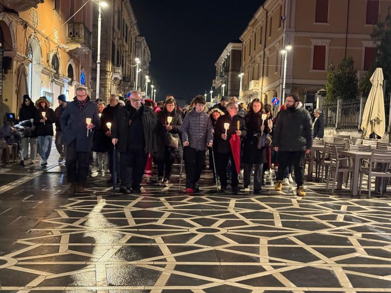 Lanciano, dopo la fiaccolata la città si prepara per l’ultimo saluto ad Andrea Prospero