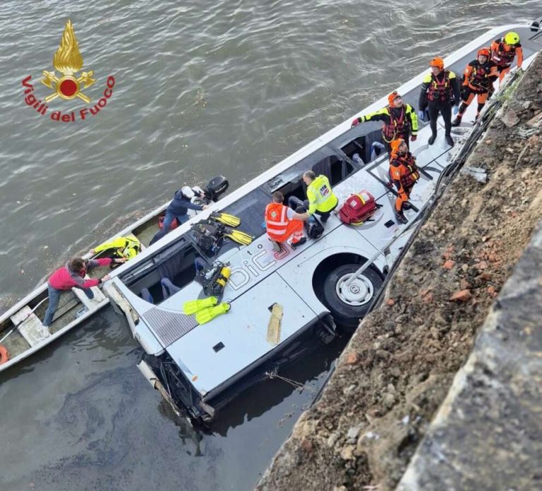 Era abruzzese l’autista del bus turistico caduto nel fiume Po a Torino