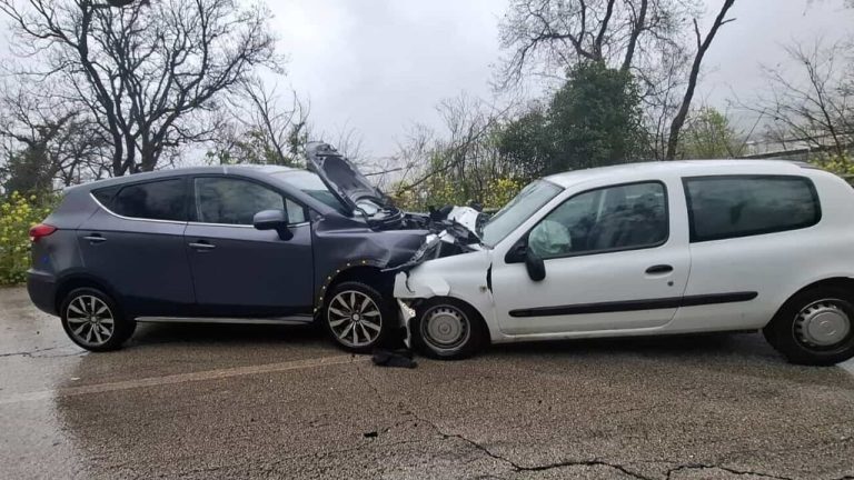 Incidente tra auto a Mozzagrogna, tre le persone ferite