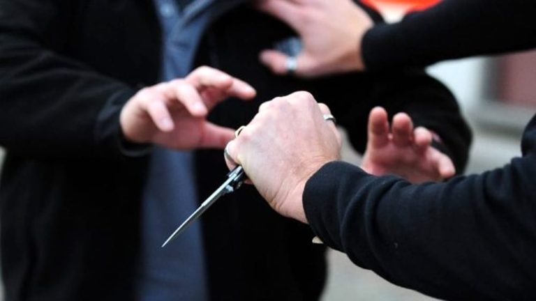 Raptus in famiglia: 17enne con disturbo dello spettro autistico aggredisce padre e nonna con un coltello