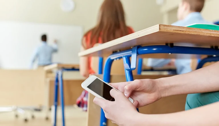 Scuola, anche in Abruzzo niente smartphone in classe