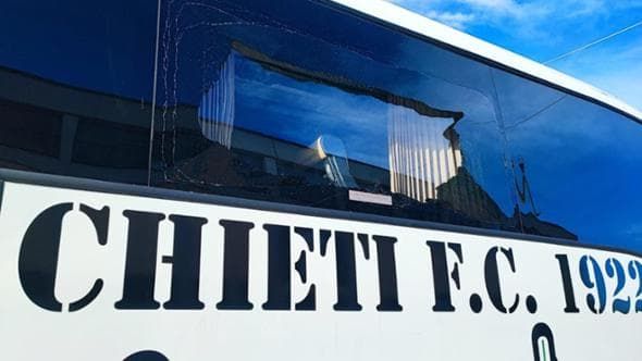 Aggressione al pullman del Chieti Calcio: indaga la Digos dopo sassaiola sulla A14