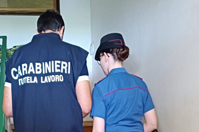 Prigioniera dietro al bancone: 18 ore di lavoro al giorno, senza paga e sorvegliata da una telecamera