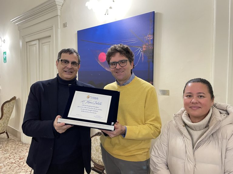 Il presidente della Provincia Menna premia Marco Belelli per l’iconico scatto della luna sul trabocco