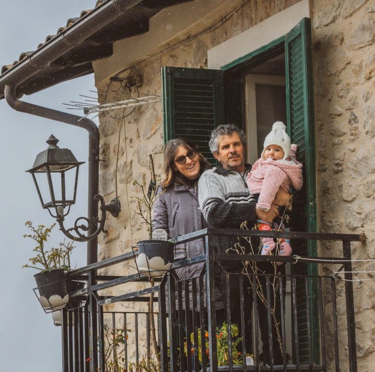 A Pagliara una bimba nata a trent’anni dall’ultima cicogna. Il Guardian racconta il piccolo “miracolo abruzzese”