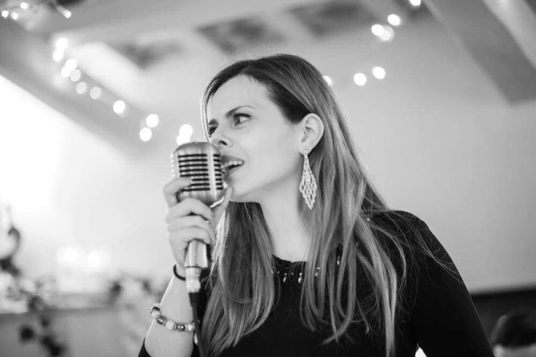 A Parigi l’artista abruzzese Enrica Panza omaggia Ornella Vanoni