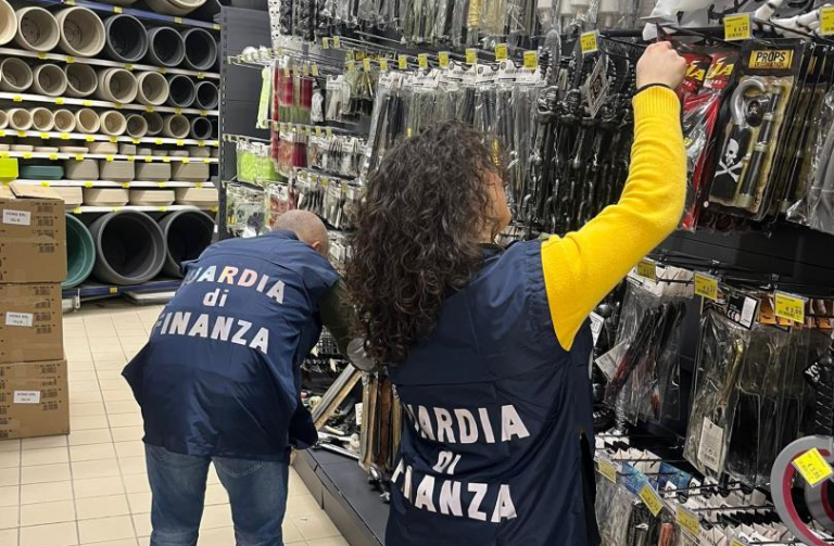 Teramo, sequestrati 40mila articoli di Carnevale non sicuri